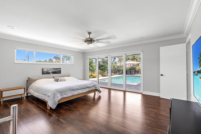 Building Photo - 2471 NE 46th St