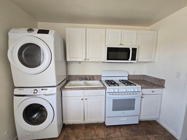 Building Photo - Yucca Ave 6686-6688