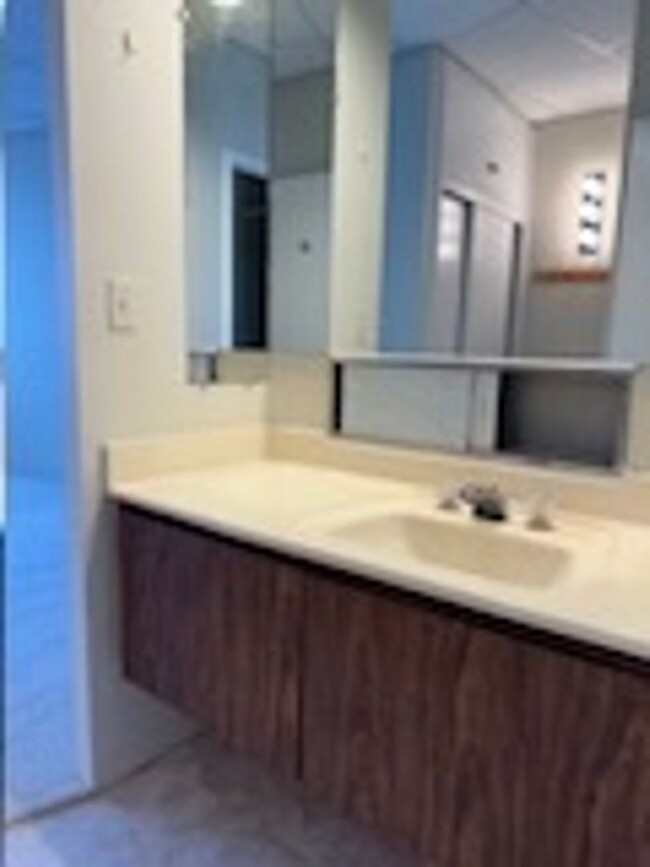 Building Photo - Exquisite and spacious 2bedroom 2.5 bath P...