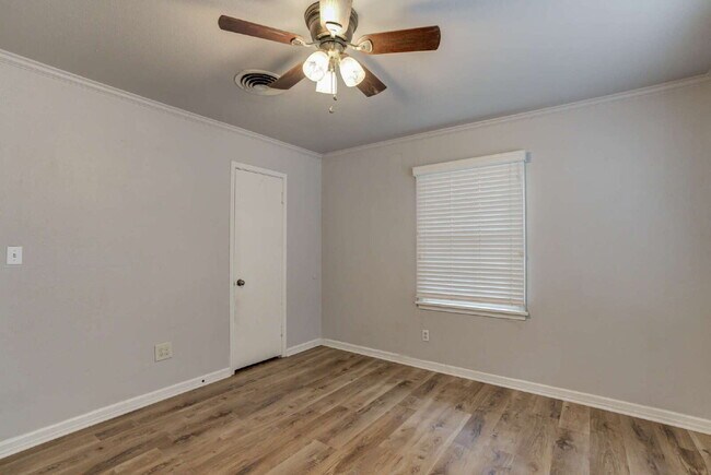 Building Photo - MOVE IN SPECIAL: FIRST FULL MONTH FREE