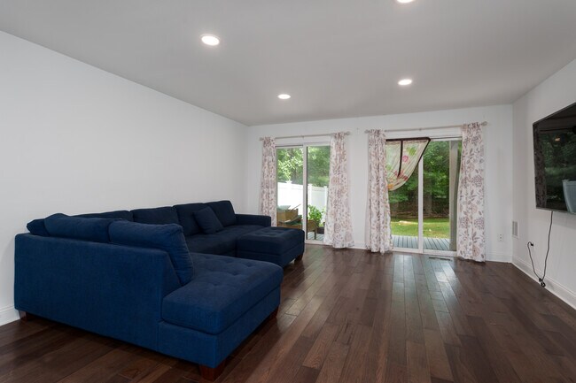 Building Photo - 211 Ross Stevenson Cir