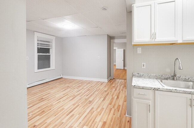 Building Photo - 15 1/2 Mendon St