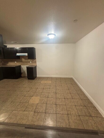 Building Photo - 829 E 84th St