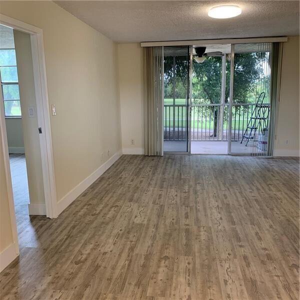 Building Photo - 250 Jacaranda Dr