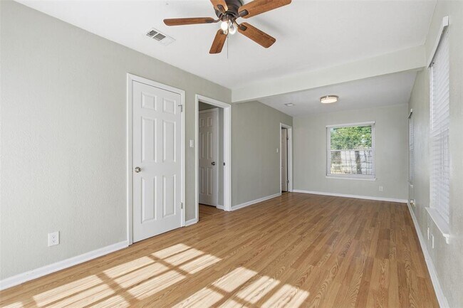 Building Photo - 1103 Floradale Dr