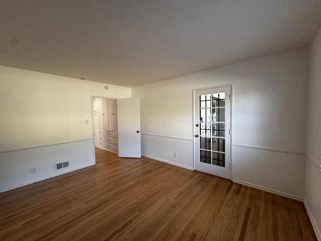 Building Photo - SPACIOUS 3 BEDROOM 2.5 BATH IN THE HEART O...