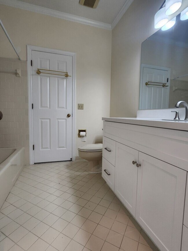 Building Photo - **AVAILABLE IN JUNE ** Landings Executive 3 Bedroom home
