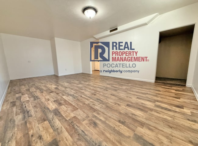 Building Photo - 4 Bedroom 2 bath House - Dog friendly