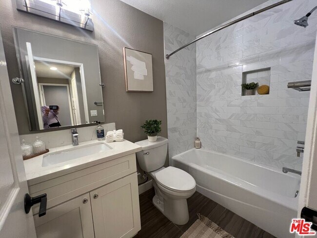 Building Photo - 21166 Vía Canon