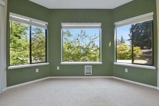 Building Photo - Your Sun-Drenched Redmond Retreat Awaits!