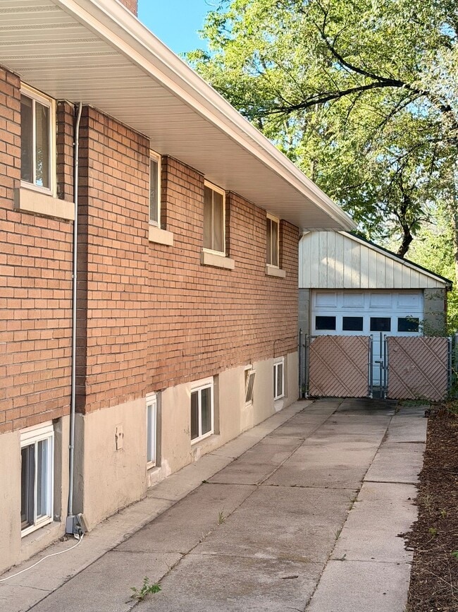 Building Photo - 170 E 300 N