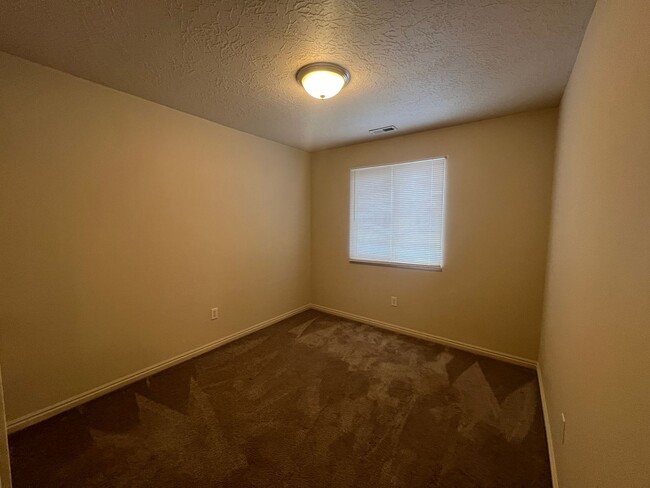 Building Photo - 3 bedroom, 2.5 Bath Town home