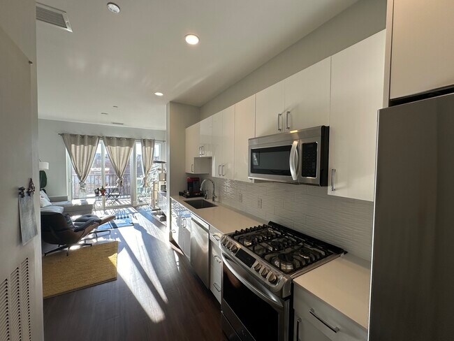 Building Photo - 205 Maverick St