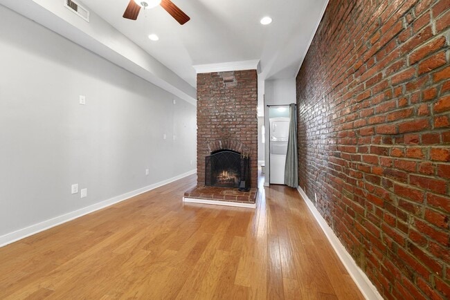 Building Photo - 2 Bedroom 1 Bathroom Townhouse // H-Street...
