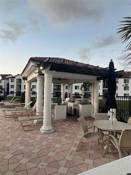 Building Photo - 903 Villa Cir