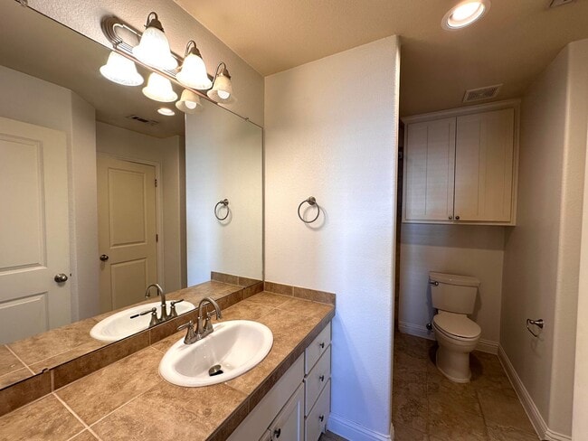 Building Photo - Two Story 3 Bedrooms 2.5 Bathrooms Home for Rent in Prime East of Austin Location, nearby Muller ...