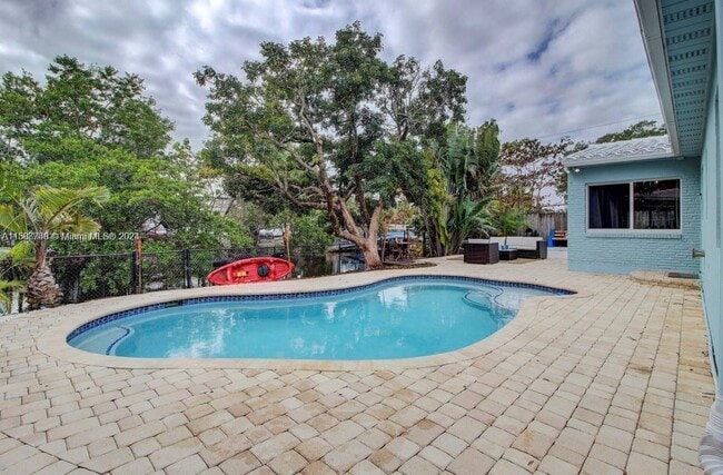 Primary Photo - 320 SW 11th Ct