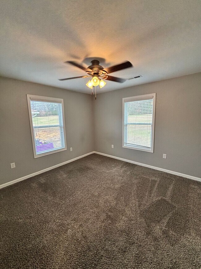 Building Photo - Sevierville 3bd/2.5bth available now!