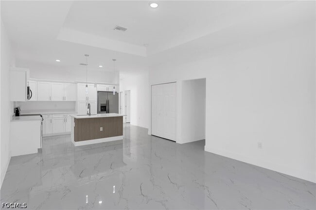 Building Photo - 747 Newell St E