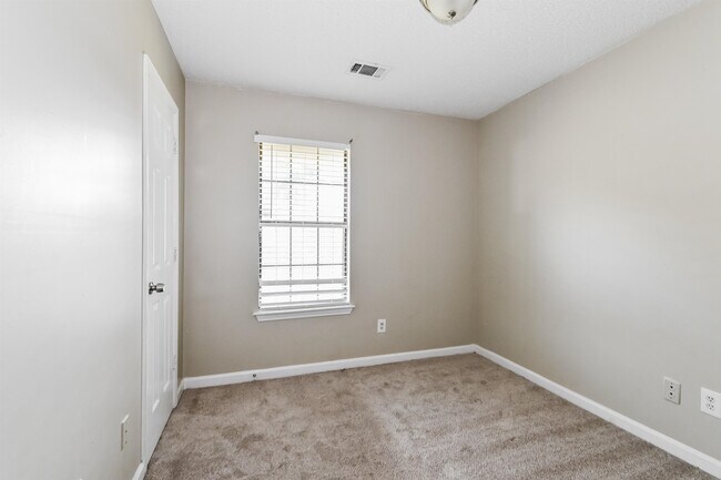 Building Photo - 6583 Shaker Ln