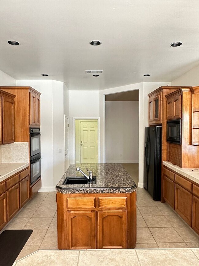 Building Photo - Elegant 4-Bedroom Home in the Prestigious ...