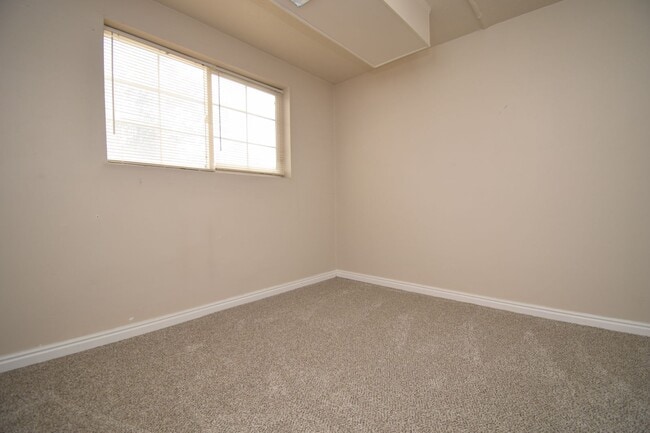 Building Photo - Comfortable Kearns 4-Bed Home with Spacious layout & Private Yard