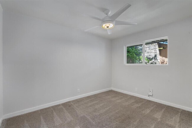 Building Photo - 902 Acorn Oaks Dr