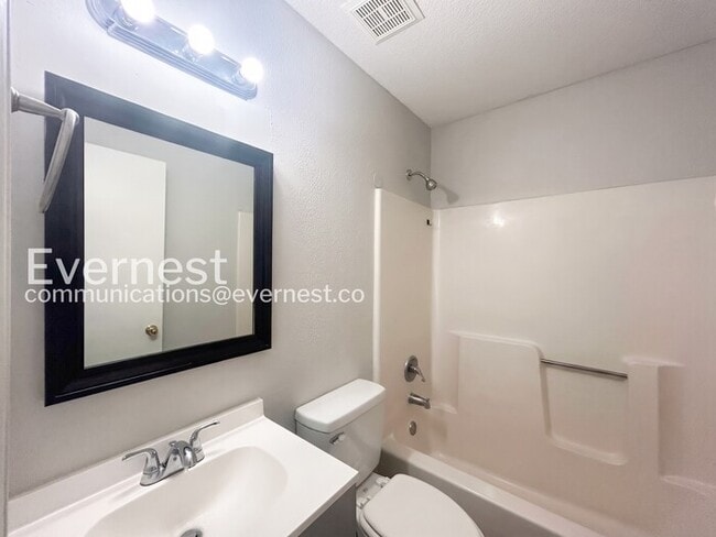 Building Photo - 5859 Shannon Dr