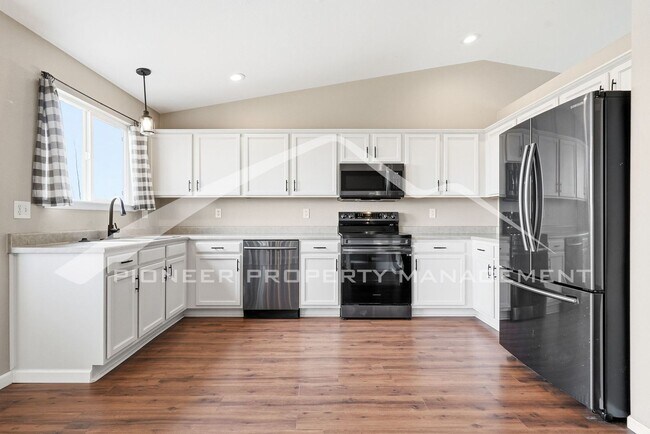 Building Photo - Spacious Home with Central AC and Washer/Dryer