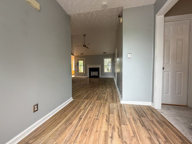 Building Photo - 162 Cavalier Dr