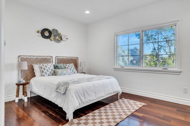 Building Photo - GORGEOUS 7 BED 6.5 BATH FOR LEASE IN BEVER...