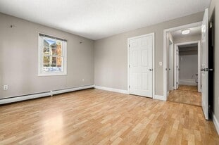 Building Photo - 7 Saint James Pl