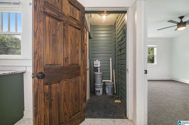 Building Photo - Charming Craftsman Bungalow in South East Lake