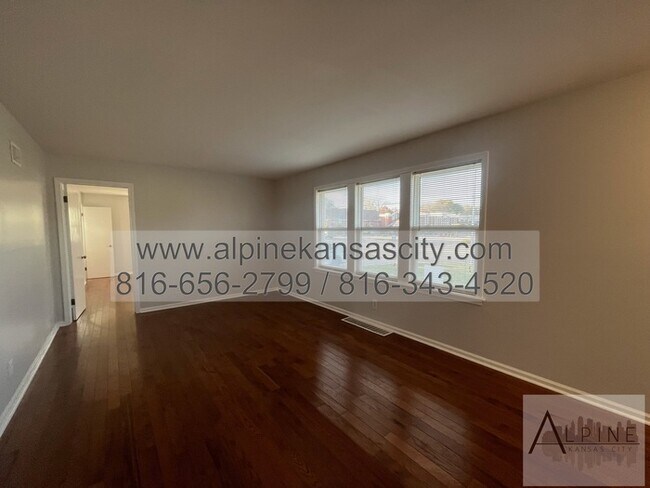 Building Photo - Spacious Gladstone Ranch!