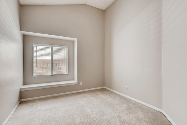 Building Photo - Charming 3 Bedroom Home In Henderson !