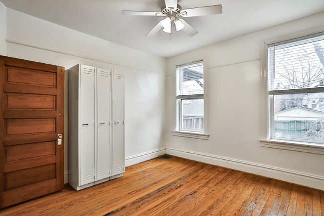 Building Photo - Charming 3-Bed Unit Near The Grove with Mo...