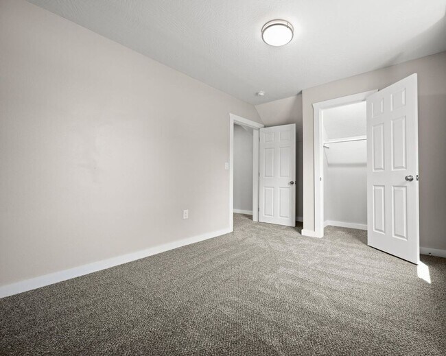 Building Photo - Beautiful remodeled home in Bolivar with fenced in yard -3 bedrooms, 2.5 baths and a detached 1 c...