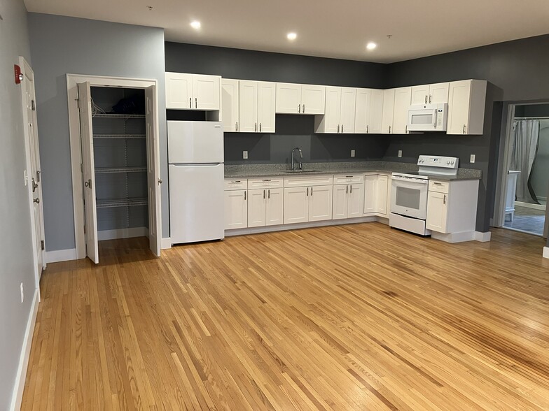 Apt B - 10 S Lake Ave