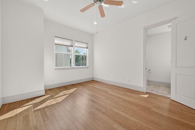 Building Photo - 931 W 23rd St