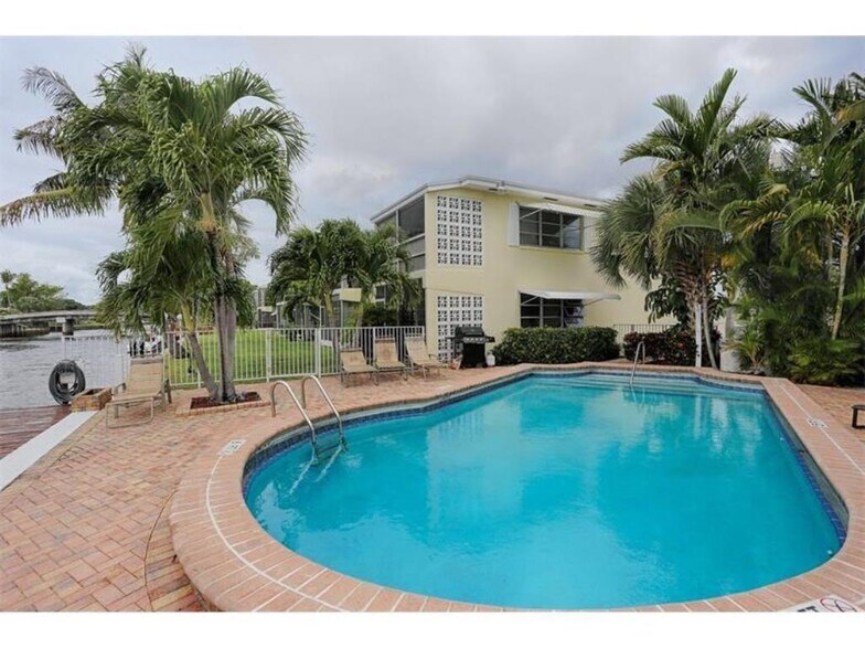 Building Photo - 1100 Pine Dr