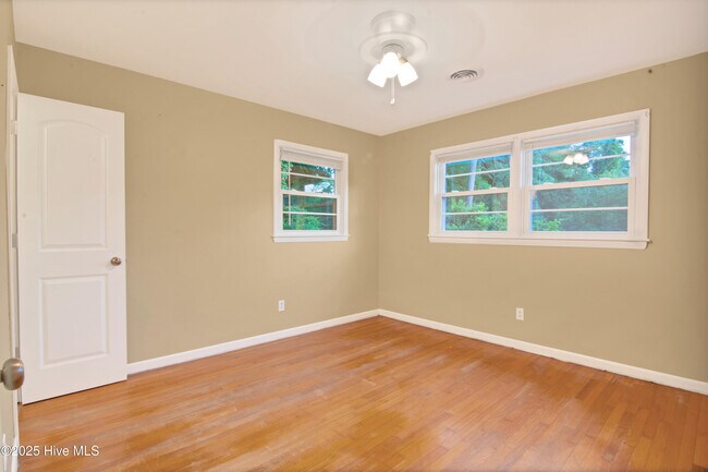 Building Photo - 300 Long Acres Dr