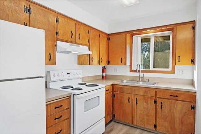 Building Photo - 3 bedroom 2 bath townhouse downtown Hillsboro!