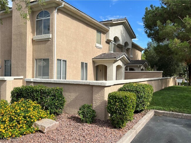 Primary Photo - 910 Elegant Coral Ave