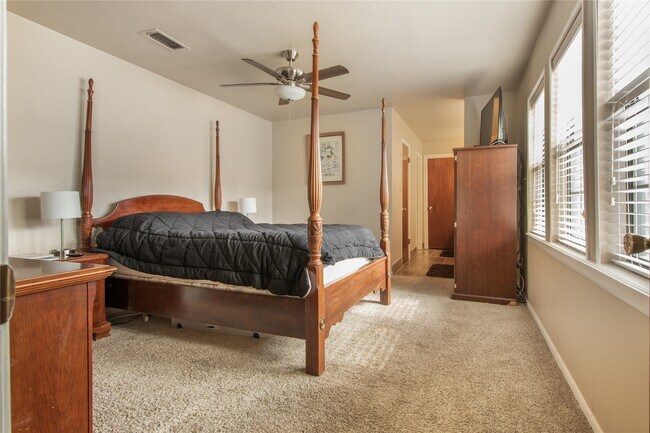 Building Photo - 9344 Briar Forest Dr