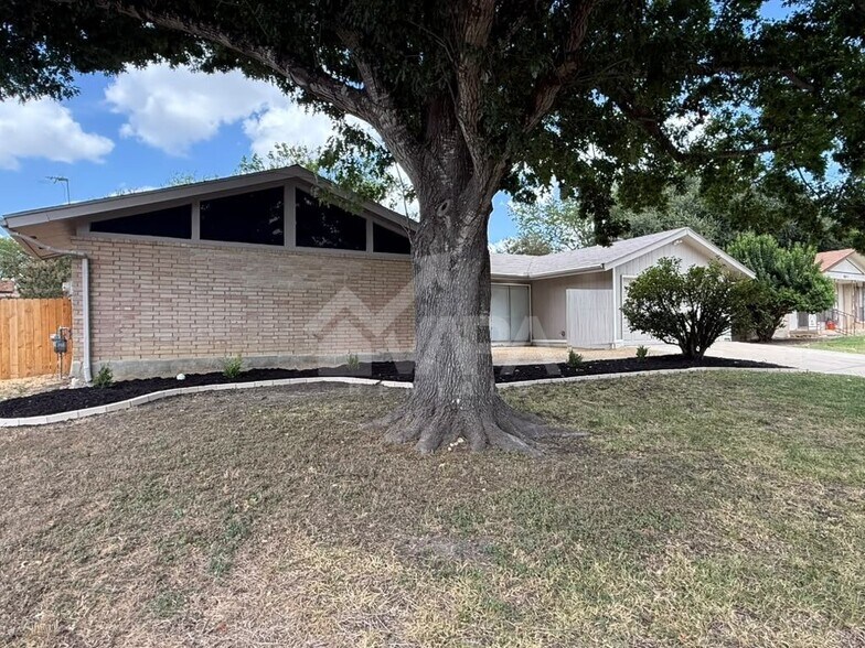 Building Photo - 8007 Lake Forest Dr