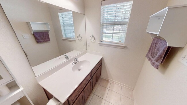 Building Photo - "Spacious 3-Bedroom Retreat with 2 Full Ba...