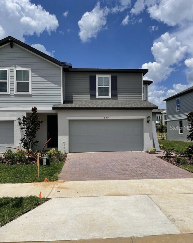 Building Photo - Beautiful corner unit townhouse features an abundance of natural light.
