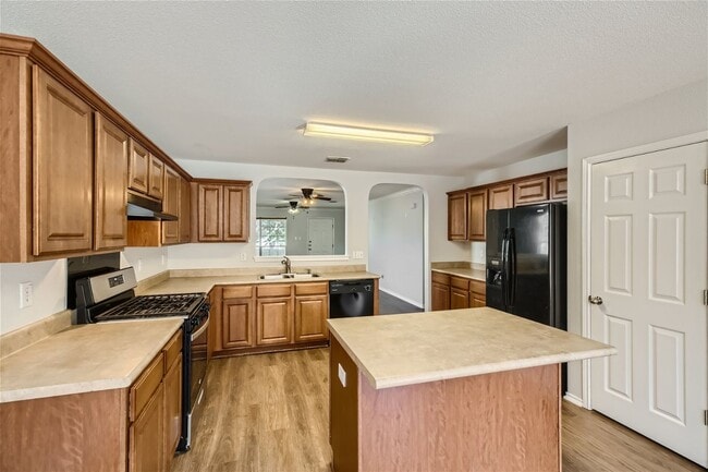 Building Photo - 3 bedroom 2 bathroom on a culdesac located on the far westside of San Antonio