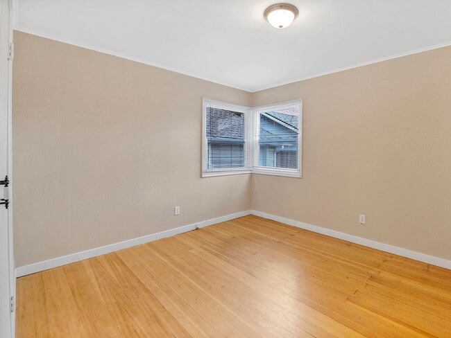 Building Photo - MID-CENTUTY MODERN 4 BEDROOM/2 BATH HOME-MUST SEE TO APPRECIATE!!