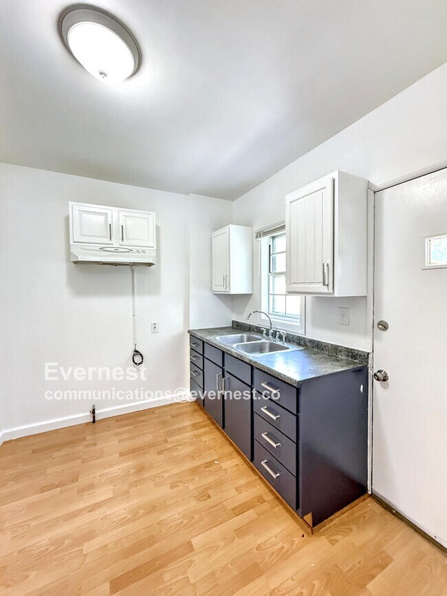 Building Photo - 1124 Vinal St